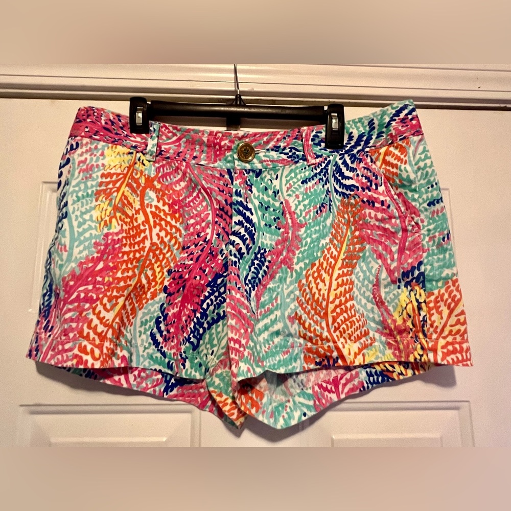 Lilly Pulitzer Callahan shorts. Cameo White Electric Feel Tropical.  Size 14.